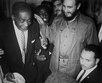 Carlos Moore (al centro) con Fidel Castro ad Harlem nel 1960