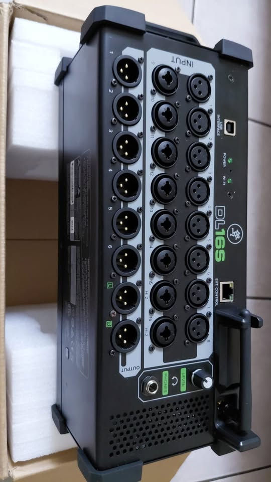 Mackie DL16S Mixing Desk