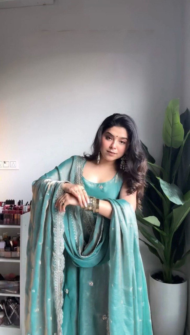 Fandy silk Gown