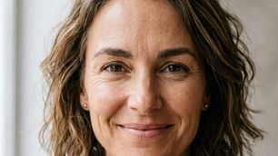 Donna di 40 anni che ti guarda sorridente