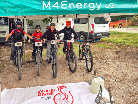 Ferdinand Neumann, Carl Livian Neumann, Tim Mahlkow und Jarwig Lauterbach starten für den Grünen Campus Malchow und die Wheel Divas BikeAcademy bei der Deutschen Schulsportmeisterschaft Mountainbike 2026 in Nürnberg.