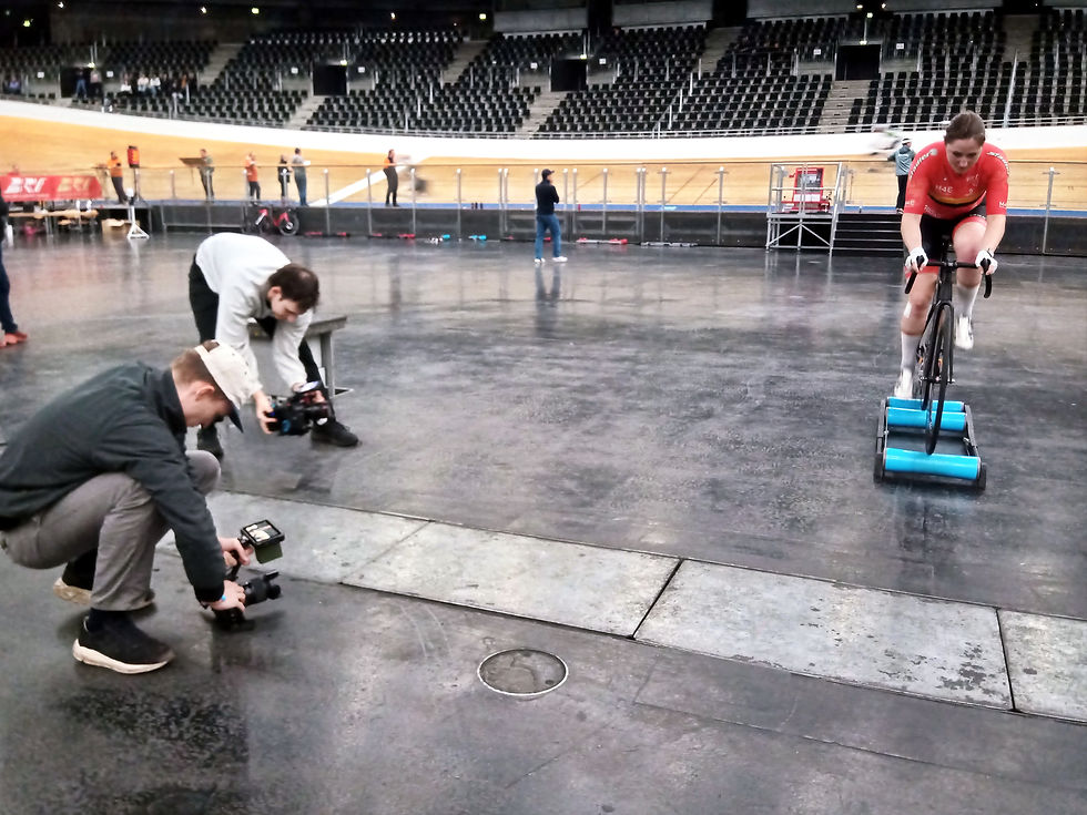 Zwei Fahrerinnen der Wheel Divas, links Dieke Hendriks und rechts Paula Gloning, stehen im Berliner Velodrom nebeneinander in Teamkleidung mit Sponsor Zweirad Center Stadler,  und lächeln nach ihren Erfolgen beim Bahnpokal und den LV-Meisterschaften Omnium 2025. Frauenradsport, Berliner Radsportverein 📷 Christine Mähler . Wheel Divas. Frauenradsport