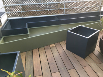 bacs en aluminium de forme filante pour plus d'ouverture. Sol en bois sur mesure