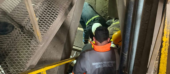 Rescataron a un operario que cayó dentro de una noria en una empresa de Puerto San Martín