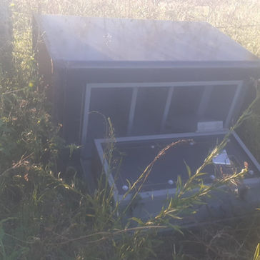 Extraño hallazgo: apareció una caja fuerte vandalizada en un campo entre Ricardone y Luis Palacios