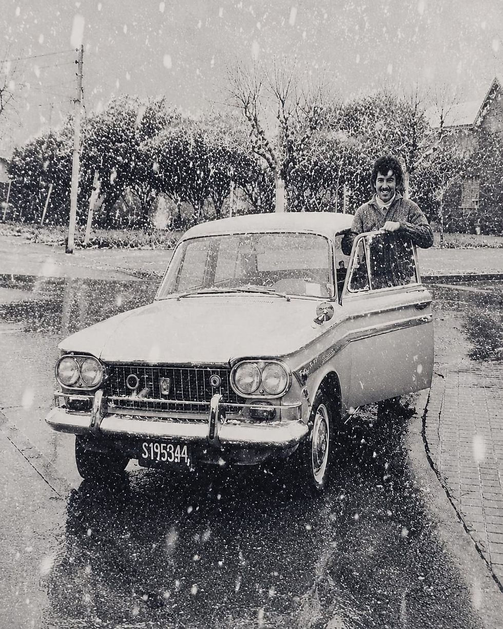 Granadero Baigorria: Vecino en la esquina de Belgrano y Chacabuco junto a su Fiat 1500.
