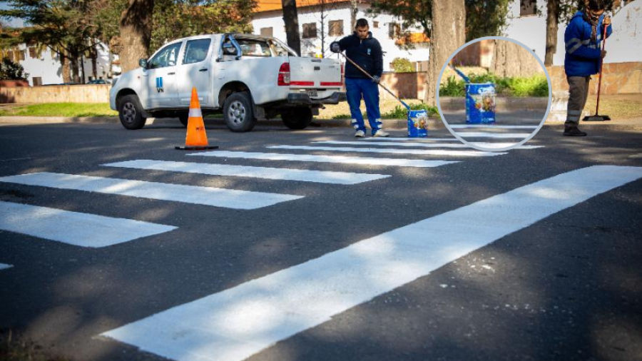 ¿Látex? Cuestionan el material utilizado para demarcar sendas peatonales sobre la Ruta 11 en Baigorria