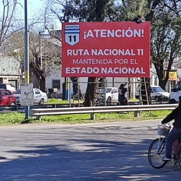 A la altura de Granadero Baigorria, carteles advierten el mal estado de la Ruta Nacional 11