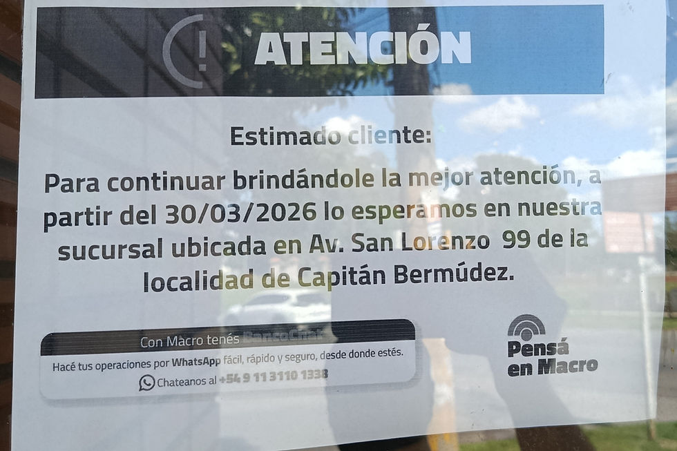 Cartel que se encuentra en la puerta de ingreso a la sucursal de Macro en Fray Luis Beltrán.