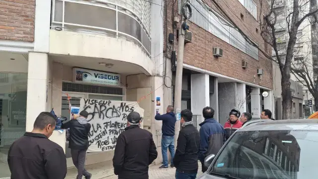Trabajadores de una empresa de seguridad denuncian tres meses sin cobrar y un presunto cierre para perder la antigüedad