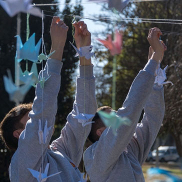 Estudiantes secundarios de Firmat plegaron grullas por la paz