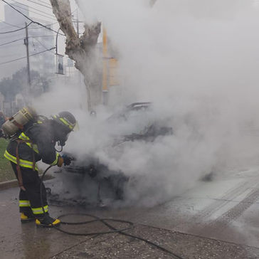 Se incendió una camioneta en pleno centro de San Lorenzo: no hubo heridos