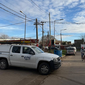 Se incendió un poste de la EPE y varios barrios de Granadero Baigorria quedaron sin internet, cable y telefonía