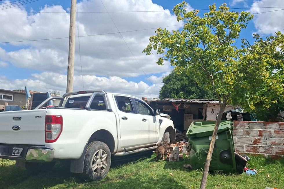 Daños y cuatro detenidos tras impactar una camioneta contra una vivienda en San Lorenzo