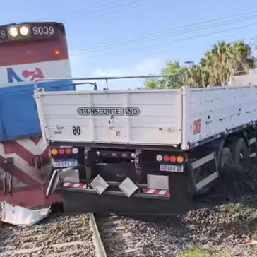 Choque entre un tren y un camión en San Lorenzo: el conductor resultó ileso