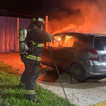 Puerto San Martín: un auto en aparente estado de abandono fue destruido por un incendio