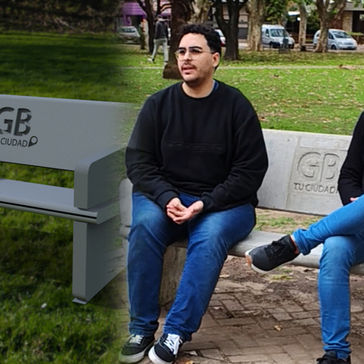 Talento joven y sostenibilidad: un banco con materiales reciclables transforma la Plaza 9 de Julio de Baigorria