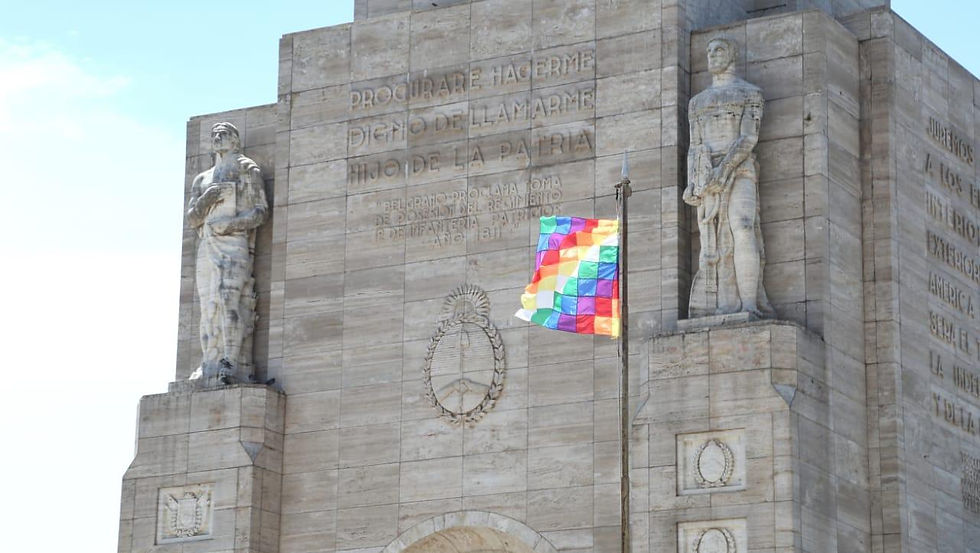 Polémica en el Monumento a la Bandera: denuncian exclusión de la Wiphala y cuestionan una “mirada colonizada”