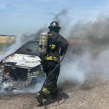Se incendió por completo un vehículo en la zona rural de Ricardone