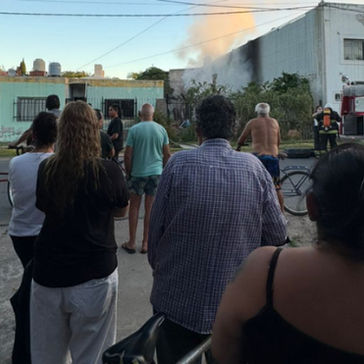 Incendio arrasó una vivienda en Granadero Baigorria y sospechan que fue provocado tras un robo