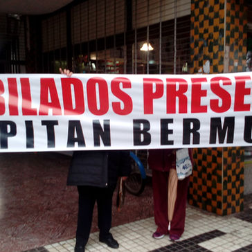 Jubilados de Bermúdez se manifestaron bajo la lluvia y apoyaron el reclamo de médicos de PAMI