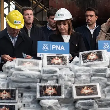 Patricia Bullrich encabezó en San Lorenzo la quema de los más de 460 kilos de cocaína incautados en un buque en el puerto de Vicentin