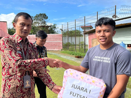 Penyerahan Hadiah Kepada WBP Yang Memenangkan Lomba Dalam Rangka Semarak Pekan Olahraga Dan Seni Nar
