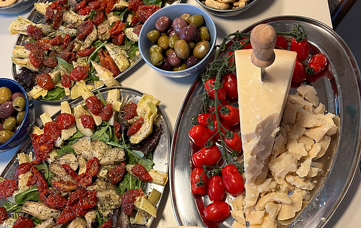 Buffé med italienska delikatesser, parmesan, kronärtskockor, grillade grönsaker