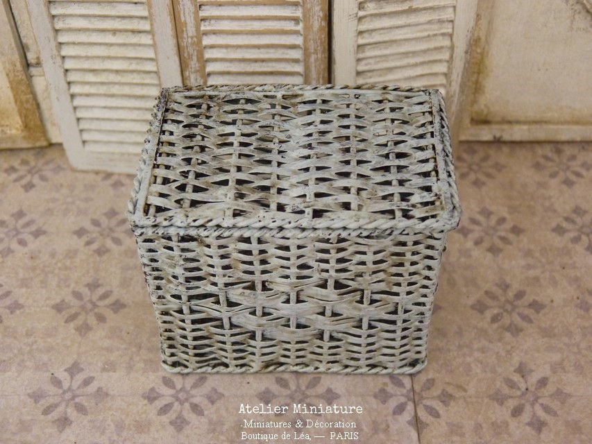 Miniature : Malle en Métal tressé, Imitation Osier, Maison de Poupée, Échelle 1/12