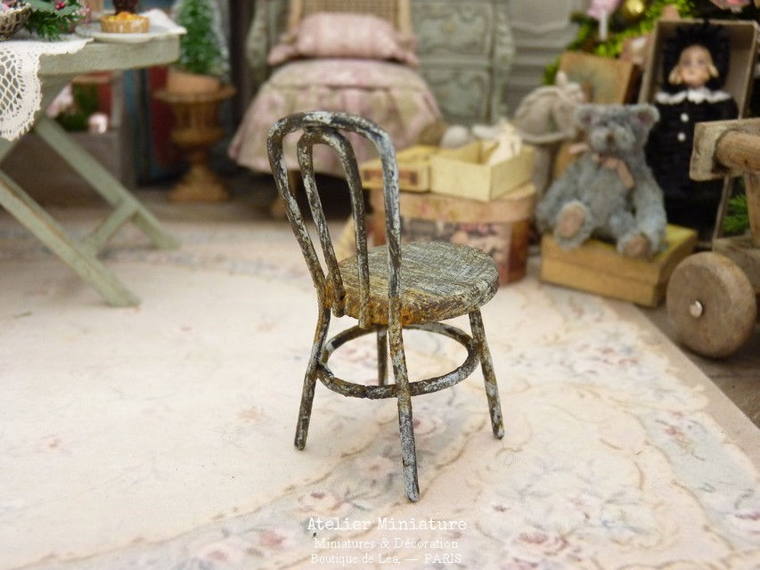 Miniature : Chaise Miniature en Métal Rouillé, Bleu, Échelle 1/24, Maison de Poupée