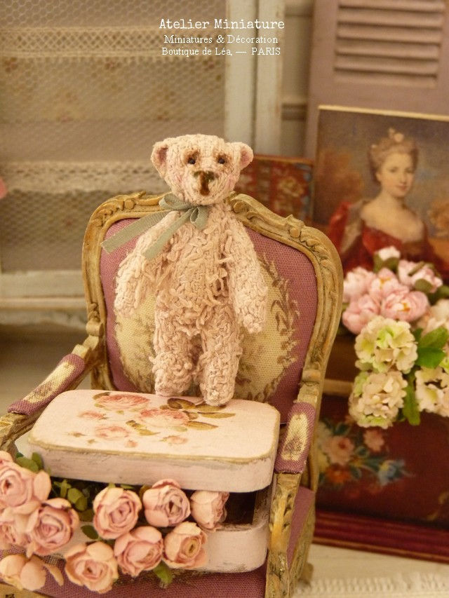 Thumbnail: Ours miniature, Entièrement Fait Main, Bouclé Rose, 5 cm (debout)