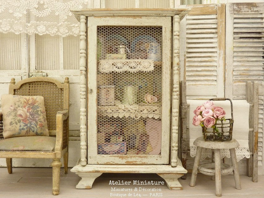 Vitrine en bois grillagée remplie, Maison de Poupée, Échelle 1/12