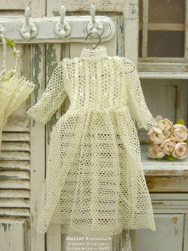 Thumbnail: Robe en Dentelle Romantique Miniature, Échelle 1/12