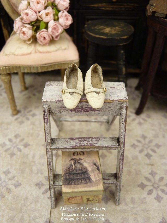 Thumbnail: Chaussures Miniatures Blanc-Cassé, Accessoire de Mode, Maison de Poupée, 1/12