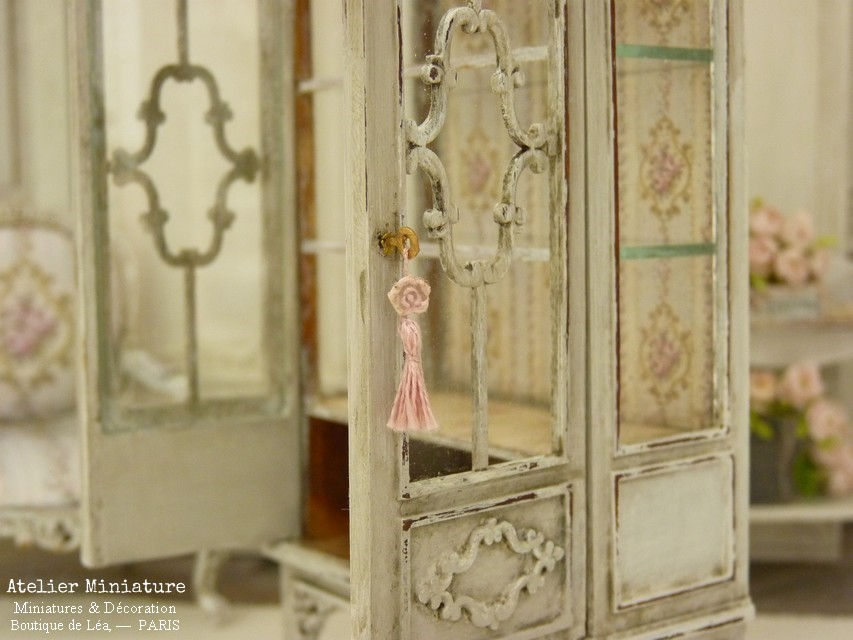 Thumbnail: Vitrine Shabby Chic, Miniature en Bois, Gris Gustavien, Échelle 1/12
