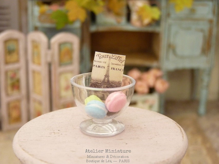 Miniature : Coupe Miniature en Verre Acrylique, 4 Macarons + Carte Postale, Maison de Poupée