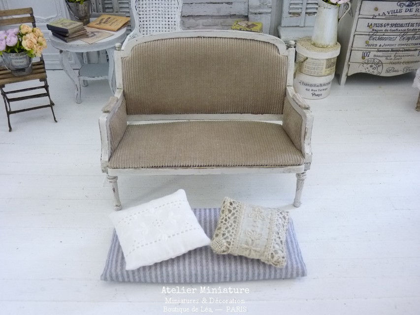 Miniature : Sofa Louis XVI, Campagne Chic, Maison de Poupée, Échelle 1/12