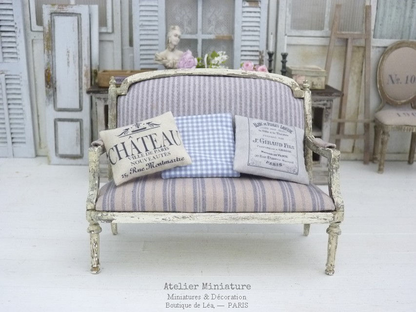 Miniature : Sofa Louis XVI, Rayures Coutils Matelas, Maison de Poupée, Échelle 1/12