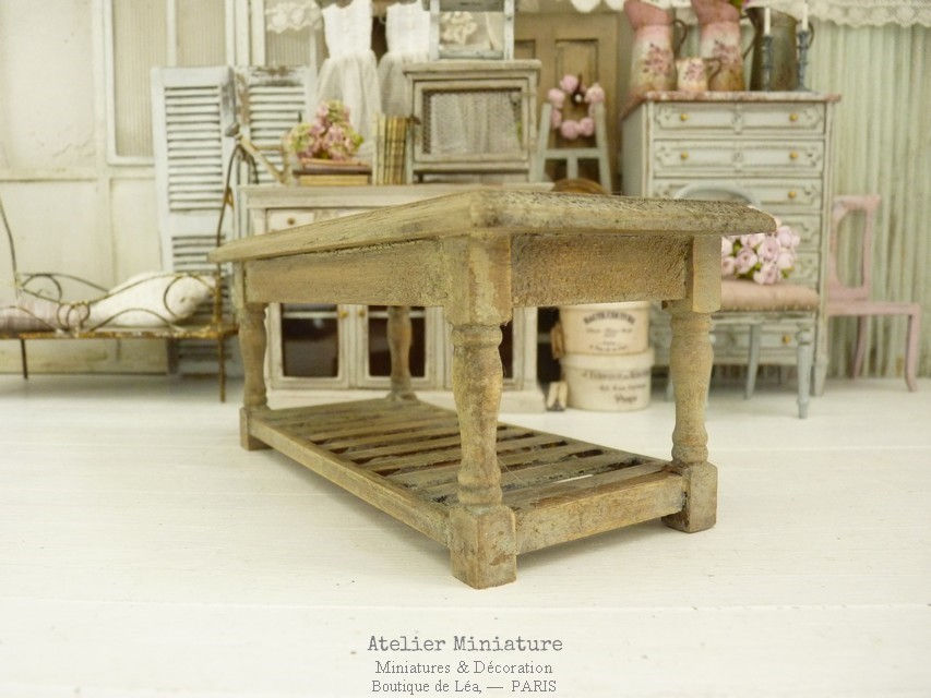 Thumbnail: Table Drapier Miniature, Maison de Poupée, Échelle 1/12