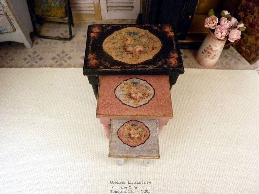 Thumbnail: Trois Tables Gigognes, Mobilier de Maison Miniature à l'Échelle 1/12