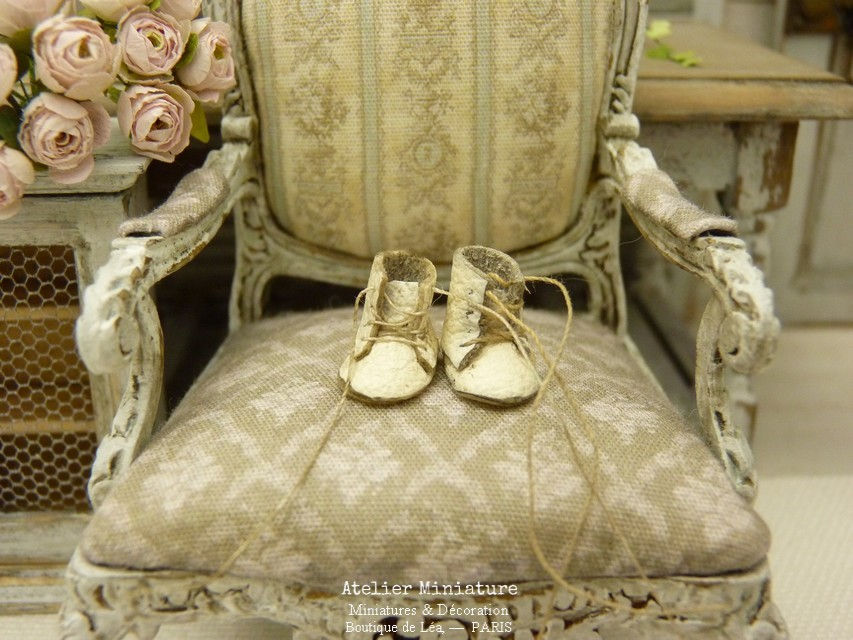 Thumbnail: Bottines d'Enfant Miniatures, Blanc Cassé, Maison de Poupée, 1/12