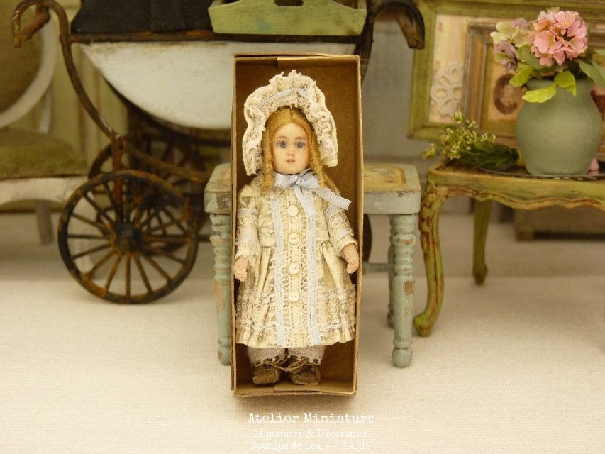 Miniature : Poupée miniature, 5,5cm, style Kammer et Reinhardt, Toile de Jouy verte, 1/12