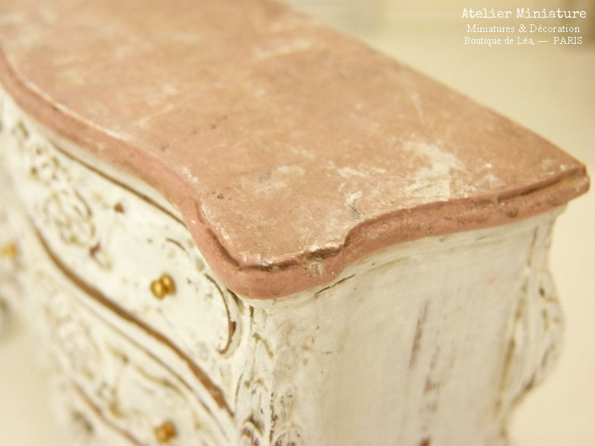 Miniature : Commode Miniature, Blanc vieilli, Imitation marbre rose, Maison de poupée, 1/12
