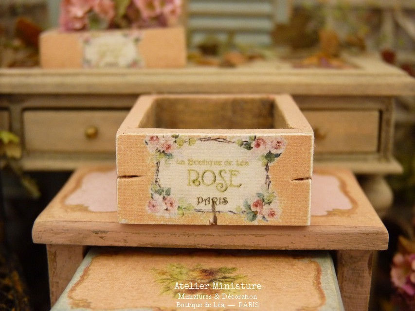 Thumbnail: Cagette Miniature en Bois, Shabby Pêche, Échelle 1/12