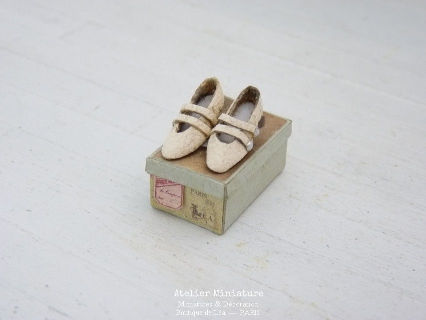 Miniature : Chaussures Miniatures Blanc Cassé, Accessoire de Mode, Maison de Poupée