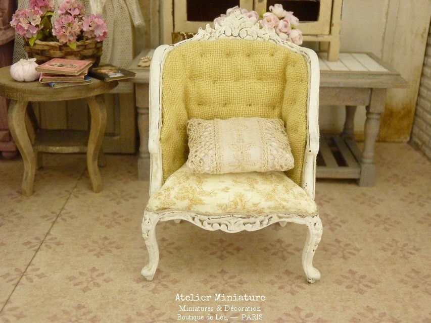 Miniature : Fauteuil Louis XV, Toile de Jouy Jaune, Capiton, Mobilier de Maison de Poupée