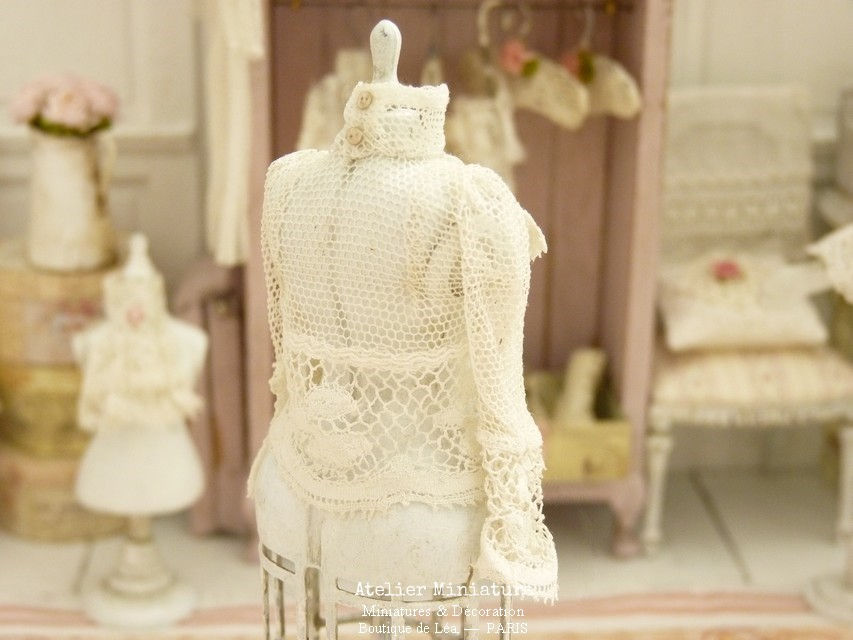 Miniature : Corsage en Dentelles et Tulle Anciens, Jabot, Camée Noir