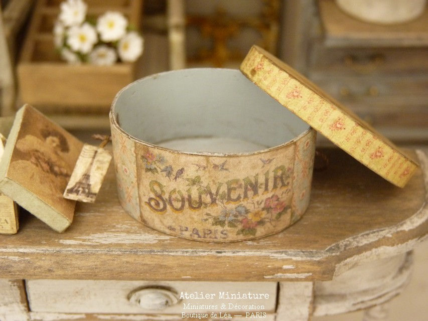 Thumbnail: Boîte à Chapeau Ovale, Intérieur Bleu, Maison de Poupée, Échelle 1/12
