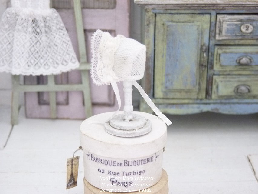 Miniature : Bonnet de bébé Miniature + Support , Dentelles Anciennes Blanches, Ruban de Soie