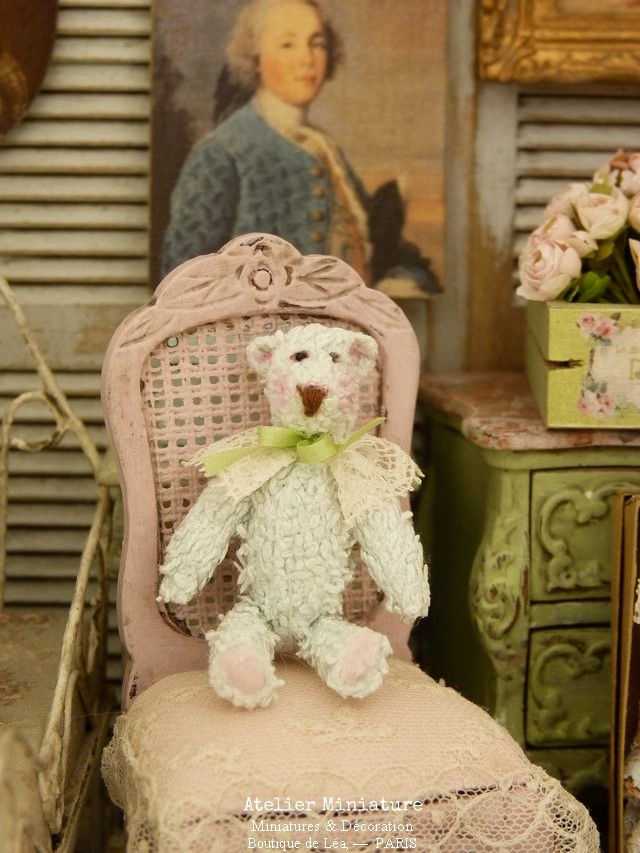 Thumbnail: Ours miniature, Entièrement Fait Main, Bouclé Bleu, Dentelle Ancienne